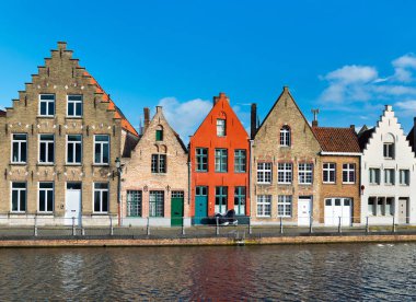 Bruges (Brugge), Belçika: Langerei, tipik Belçika street küçük Ortaçağ evler ve su ile kanal