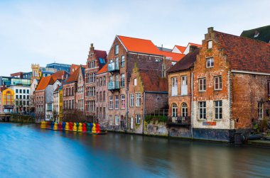 Gent (Ghent), Belçika: Geleneksel tarzı ve su kanalı birinde en popüler turistik Belçika, eski ortaçağ tuğla evler