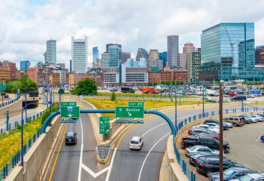 Boston, ABD: Boston manzarası içinde yaz gün, panoramik şehir merkezi ve karayolu trafiği olan binalarda üzerinde
