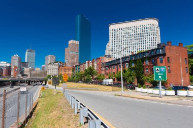 Boston, ABD: Boston, John Hancock Tower, görünümünü Caddesi binalar çevreleyen ve otoyola, cityscape mavi gökyüzüne karşı çıkmak