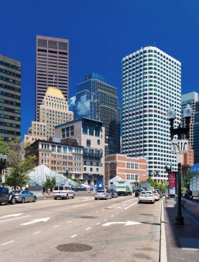 Boston, ABD: Boston finansal bölgesinde, gökdelenler görüntülemek Federal Rezerv Plaza park