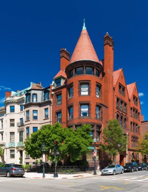 Boston, ABD: Kırmızı tuğla ve kumtaşı Boston back Bay bölgesinde, berrak mavi gökyüzünün zemin karşı koni çatı ile eski tarihi bina yapılmış