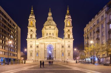 Budapeşte, Macaristan: Aziz Stephen Bazilikası (katedral) Macaristan'ın başkenti gece görünümü