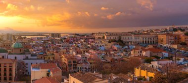 Cagliari eski şehir merkezi Sardunya, İtalya'nın en büyük şehir üzerinde gün batımı, dramatik gökyüzü sırasında geniş açı Panoraması