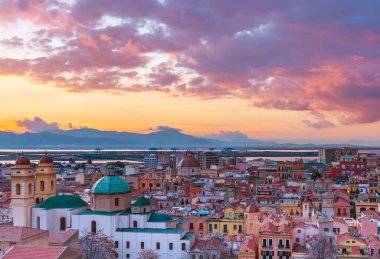 Cagliari, Sardunya sermaye, eski şehir merkezinde akşam Panoraması üzerinde gün batımı görünümü eski Katedrali ve renkli evler, geleneksel tarzda, İtalya