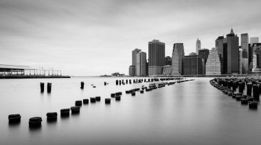 Manhattan siluetinin bulutlu gün, siyah beyaz fotoğraf, New York