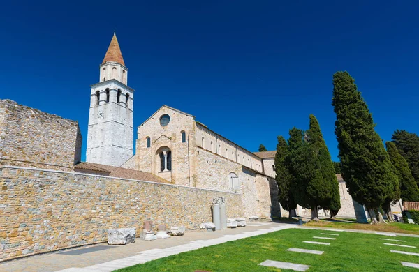 Aquileia, İtalya: Basilica di Santa Maria Assunta ve antik kalıntıları içinde Aquileia İtalyan şehir olarak da bilinen antik Roma bağlantı noktası