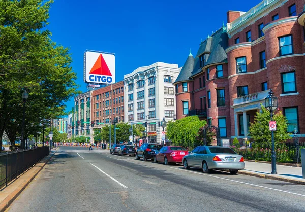 Boston, USA: Boston Marathon, view of Kenmore Square and big Citgo logo on rooftop of building — Stock Photo, Image