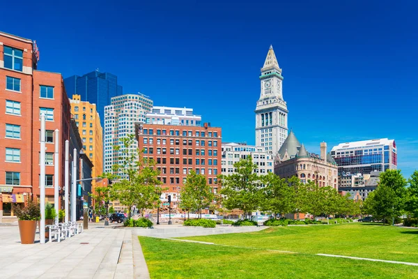 Boston, Estados Unidos: Vista de la Custom House Tower, edificios circundantes en el centro y parque con árboles, césped y bancos — Foto de Stock