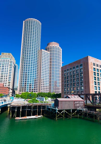 Boston, Estados Unidos: Boston Harbor, Rascacielos International Place, edificio de la Guardia Costera de Estados Unidos y James Hook Lobster House — Foto de Stock