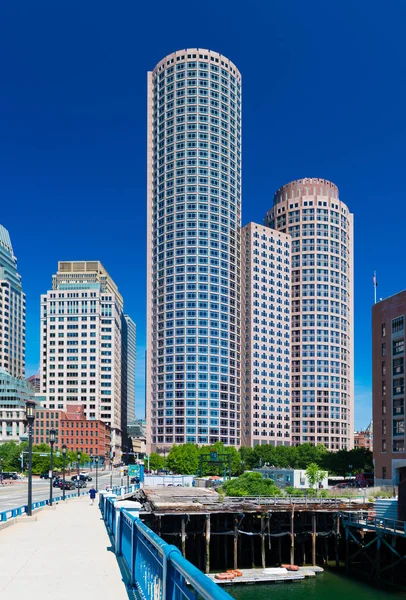 Boston, Estados Unidos: Vista de rascacielos en el distrito financiero y James Hook Lobster House — Foto de Stock