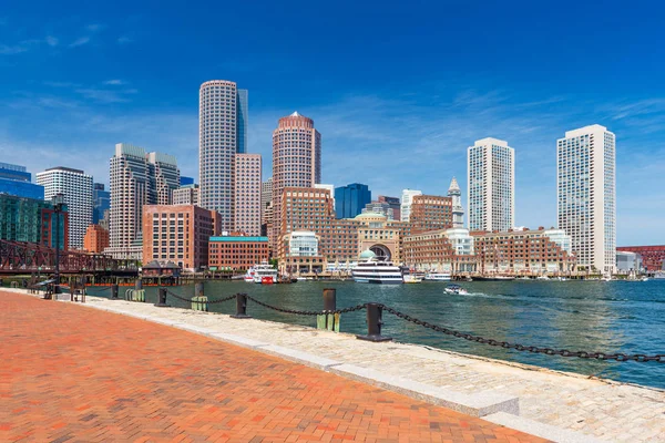 El horizonte de Boston en el día de verano, rascacielos en el centro contra el cielo azul, vista desde el puerto, Massachusetts, EE.UU. — Foto de Stock