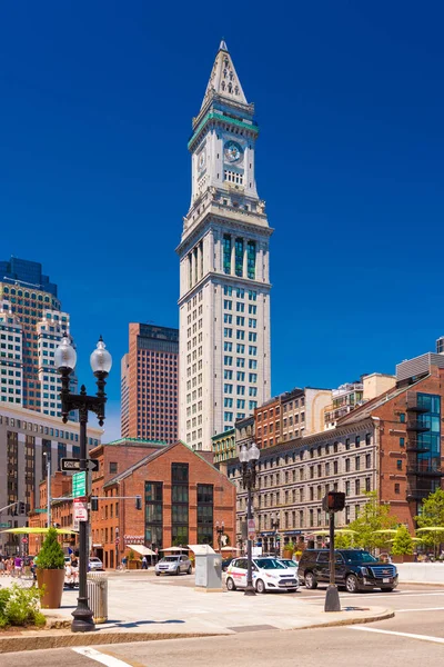 Boston, Estados Unidos: Vista de Custom House Tower, un rascacielos en McKinley Square, en el distrito financiero de Boston — Foto de Stock