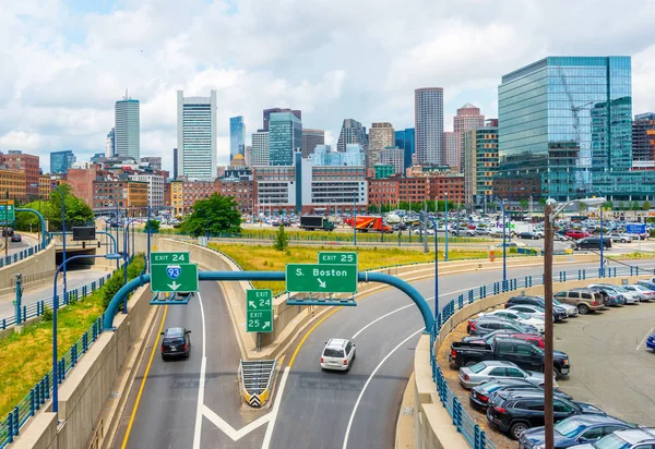 Boston, EE.UU.: horizonte de Boston en el día de verano, vista panorámica de los edificios en el centro y la autopista con el tráfico — Foto de Stock