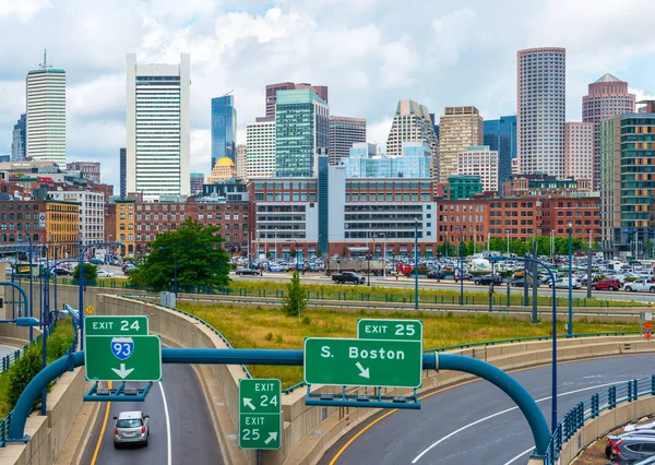 Boston, EE.UU.: horizonte de Boston en el día de verano, vista del centro de la ciudad y la carretera con el tráfico — Foto de Stock