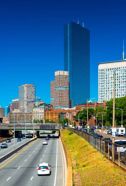 Boston, Estados Unidos: Vista de la autopista con el tráfico y el paisaje urbano de Boston contra el cielo azul — Foto de Stock