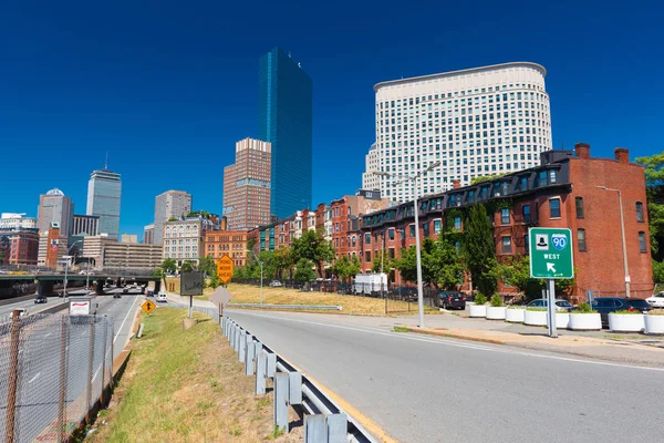 Boston, Estados Unidos: La calle de Boston, vista de la Torre John Hancock, edificios circundantes y salida a la autopista, paisaje urbano contra el cielo azul — Foto de Stock