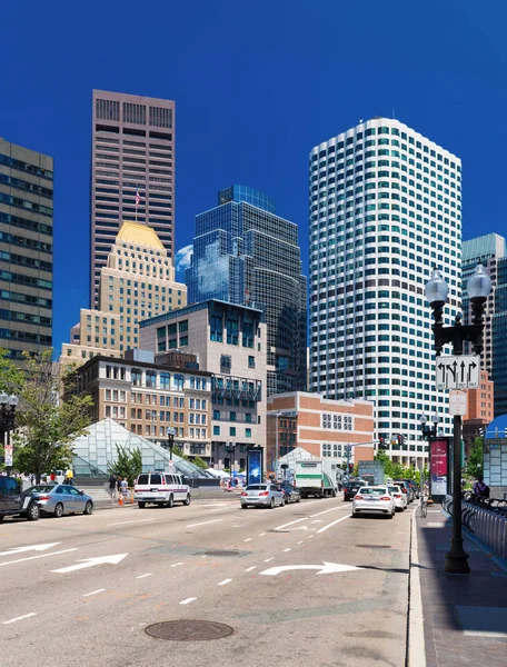 Boston, ABD: Boston finansal bölgesinde, gökdelenler görüntülemek Federal Rezerv Plaza park