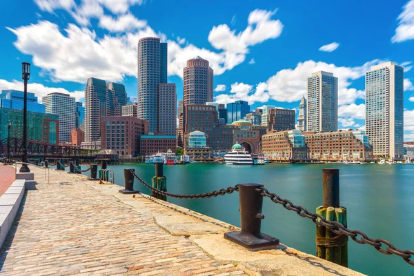 Boston manzarası güneşli yaz gün, şehir merkezinde, Massachusetts, ABD üzerinde liman üzerinden görüntülemek