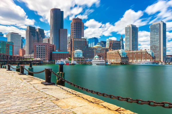 Boston cityscape güneşli bir günde, şehir merkezinde, Massachusetts, ABD üzerinde liman üzerinden görüntülemek