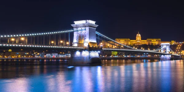 Vista nocturna del Puente de las Cadenas (Puente de los Leones) reflejado en el río Danubio, centro de Budapest, Hungría —  Fotos de Stock