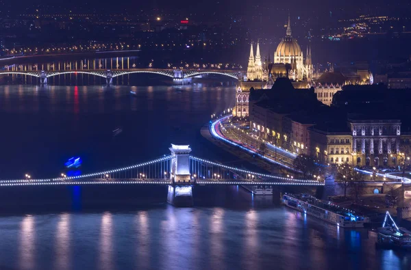 Vista noturna de Budapeste, construção do Parlamento Húngaro e Ponte da Cadeia, principais marcos da cidade — Fotografia de Stock
