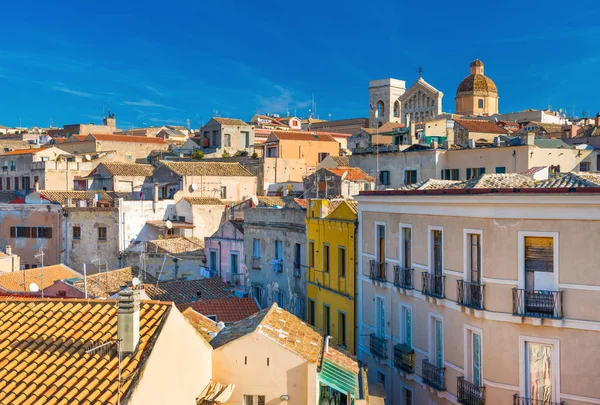 Cagliari - Sardinië, Italië: Cityscape van het oude centrum in de hoofdstad van Sardinië, brede hoekmening van het dak — Stockfoto