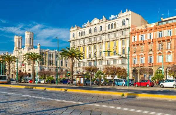 Cagliari, Sardinia, Italy: View of the main street (Via Roma), view on Town Hall and "la Rinascente" department store — Stock Photo, Image