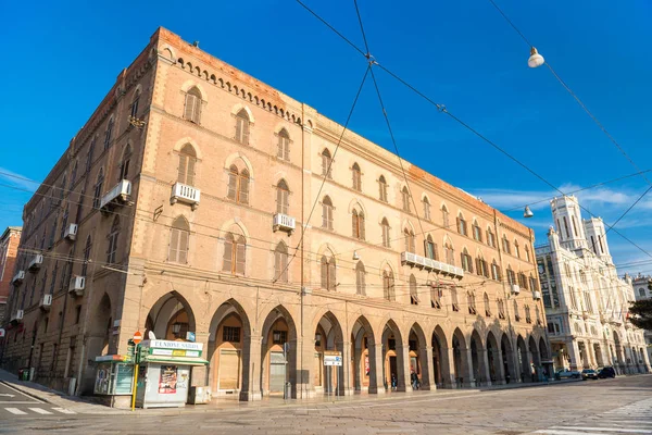 Cagliari, Italië: Paleis Vivanet en stadhuis van Cagliari, populaire bezienswaardigheden in de hoofdstad van Sardinië, brede hoekmening — Stockfoto