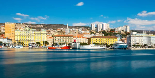 Rijeka, Kroatië: Cityscape van Rijeka haven met historische en moderne gebouwen — Stockfoto