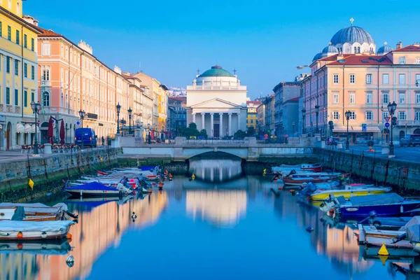 Триест, Италия: Вид на Гранд-канал в Триесте, город, отраженный в воде, фотография длительного пребывания — стоковое фото