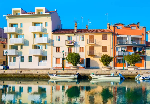 Grado, Italia: Casas de colores y barcos en el agua, uno de los canales en Grado —  Fotos de Stock