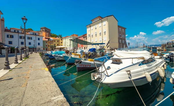 Muggia, Italia: Barche nel porto del centro storico di Muggia — Foto Stock