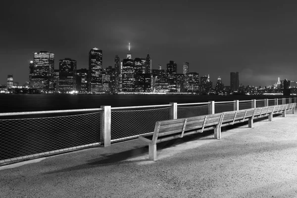 Manhattan skyline por la noche, vista desde el muelle en Brooklyn Bridge Park, Nueva York, EE.UU. — Foto de Stock