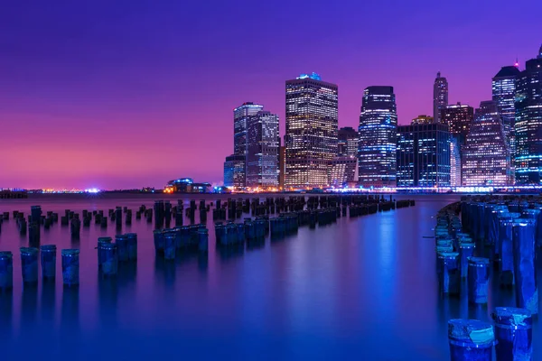 O horizonte da cidade de Nova York à noite, arranha-céus de Manhattan refletidos na água, NY, EUA — Fotografia de Stock