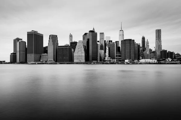 Downtown Manhattan skyline i molnig dag, svarta och vita färger, New York, Usa — Stockfoto