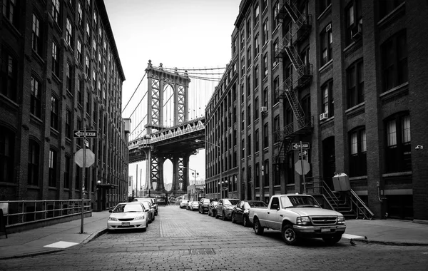 Manhattan Bridge, Brooklyn, siyah ve beyaz, New York City, ABD Washington Sokağı'ndan görünümü