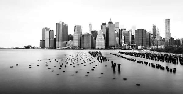 Манхэттен, черно-белое фото, вид из Бруклина, Нью-Йорк, США — стоковое фото