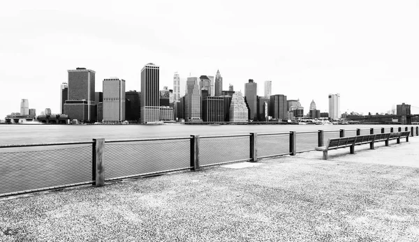 Manhattan skyline in cloudy day, black and white photography, view from Brooklyn Bridge Park, Pier 5, New York City, USA — Stock Photo, Image