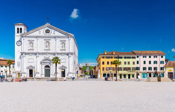 Palmanova, Itálie: Centrální náměstí v pevnosti města Palmanova, zobrazit na katedrálu a barevnými domy ve stylu tradiční architektury — Stock fotografie