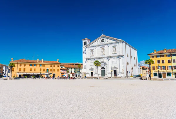 Palmanova, Italië: Centrale plein in de vesting stadje van Palmanova, Noord-Italië — Stockfoto