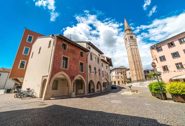 Pordenone, italien: blick auf palazzo ricchieri, palast im zentrum der stadt — Stockfoto