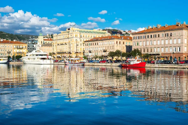 Rijeka, Chorwacja: Widok na panoramę Rijeka i portu, gród w centrum miasta — Zdjęcie stockowe