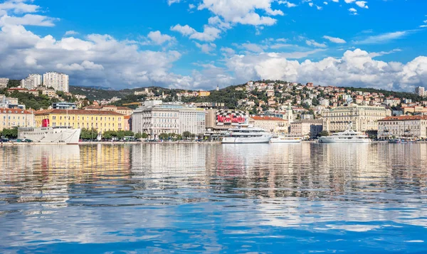 Rijeka, Chorwacja: Widok z portu Rijeka biały statki na molo, panoramę centrum miasta, słoneczny dzień, Błękitne niebo z chmurami — Zdjęcie stockowe