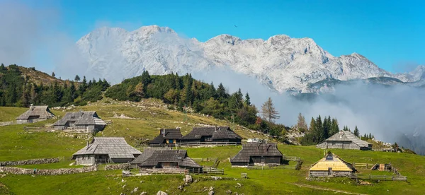 Aldeia de montanha em Alpes, casas de madeira em estilo tradicional, Velika Planina, Kamnik, Eslovênia — Fotografia de Stock