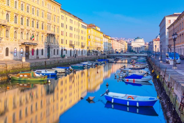 Trieste, Włochy: Kolorowe łodzie w Grand Canal Trieste, długa ekspozycja fotografii — Zdjęcie stockowe