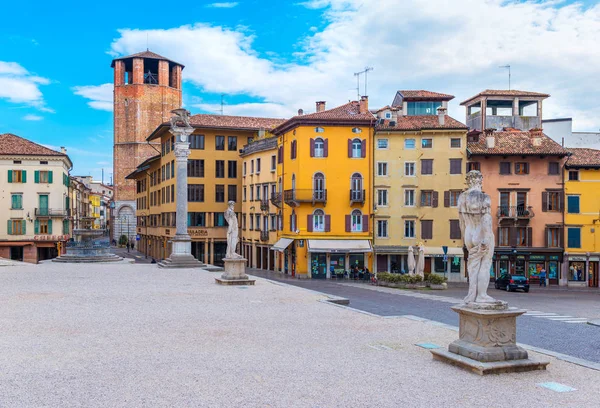 Udine, Italia: Antiguas estatuas históricas y casas de colores en estilo arquitectónico tradicional en la Plaza Central de la Libertad de Udine (Piazza della Liberta ) — Foto de Stock