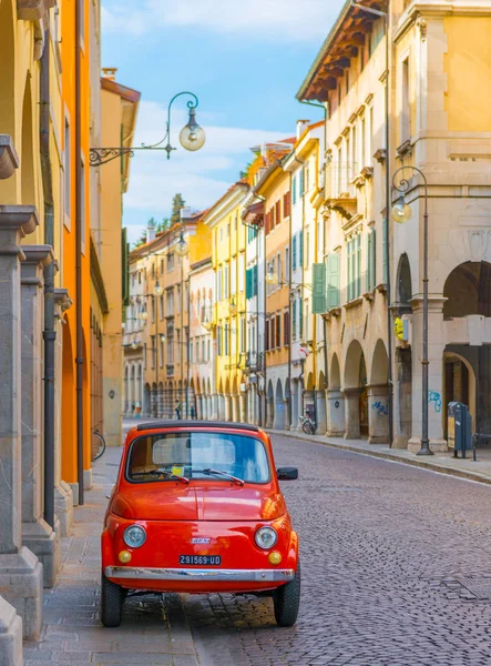 Ιταλία: Vintage Fiat 500 παρκαρισμένο στο δρόμο από παλιά ιταλική πόλη Ούντινε — Φωτογραφία Αρχείου