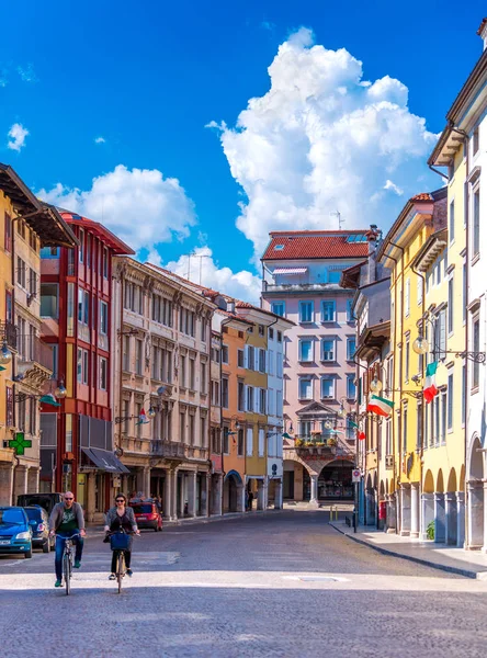Udine, Olaszország: Két ember lovaglás kerékpárok Udine kis olasz város központi utcában — Stock Fotó