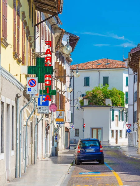 Udine, Italië: De mening van de straat met auto geparkeerd in de buurt van de apotheek winkel — Stockfoto